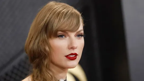 La cantante estadounidense Taylor Swift en la 66ª ceremonia anual de los premios Grammy Taylor Swift hace historia al ganar con 'Midnights' su cuarto grammy a álbum del año