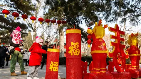 Representación de dragones en un parque de Pekín, el 5 de febrero de 2024