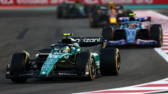 Fernando Alonso, por delante de un Alpine Fernando Alonso, por delante de un Alpine