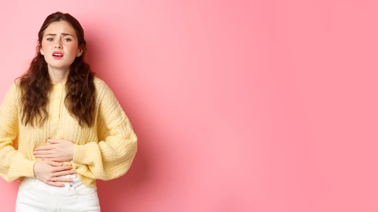 Una chica con dolor de estómago y problemas digestivos. Una chica con dolor de estómago y problemas digestivos.
