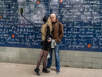 Pareja en el Muro de los Te Quiero en Montmartre. París Pareja en el Muro de los Te Quiero en Montmartre. París