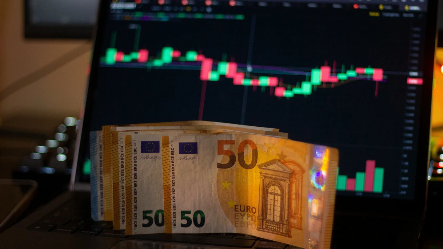 Varios billetes de 50 euros frente a un gráfico Varios billetes de 50 euros frente a un gráfico