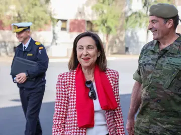 La ministra de Defensa, Margarita Robles, a su llegada a la Brigada ‘Canarias’ XVI, ubicada en la base militar &#39;General Alemán Ramírez&#39;, a 5 de febrero de 2024.