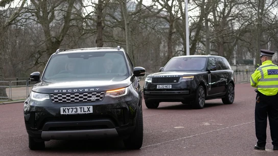 Varios coches, uno de ellos con el príncipe Harry, llegan a Clarence House tras el diagnóstico de cáncer de Carlos III Varios coches, uno de ellos con el príncipe Harry, llegan a Clarence House tras el diagnóstico de cáncer de Carlos III