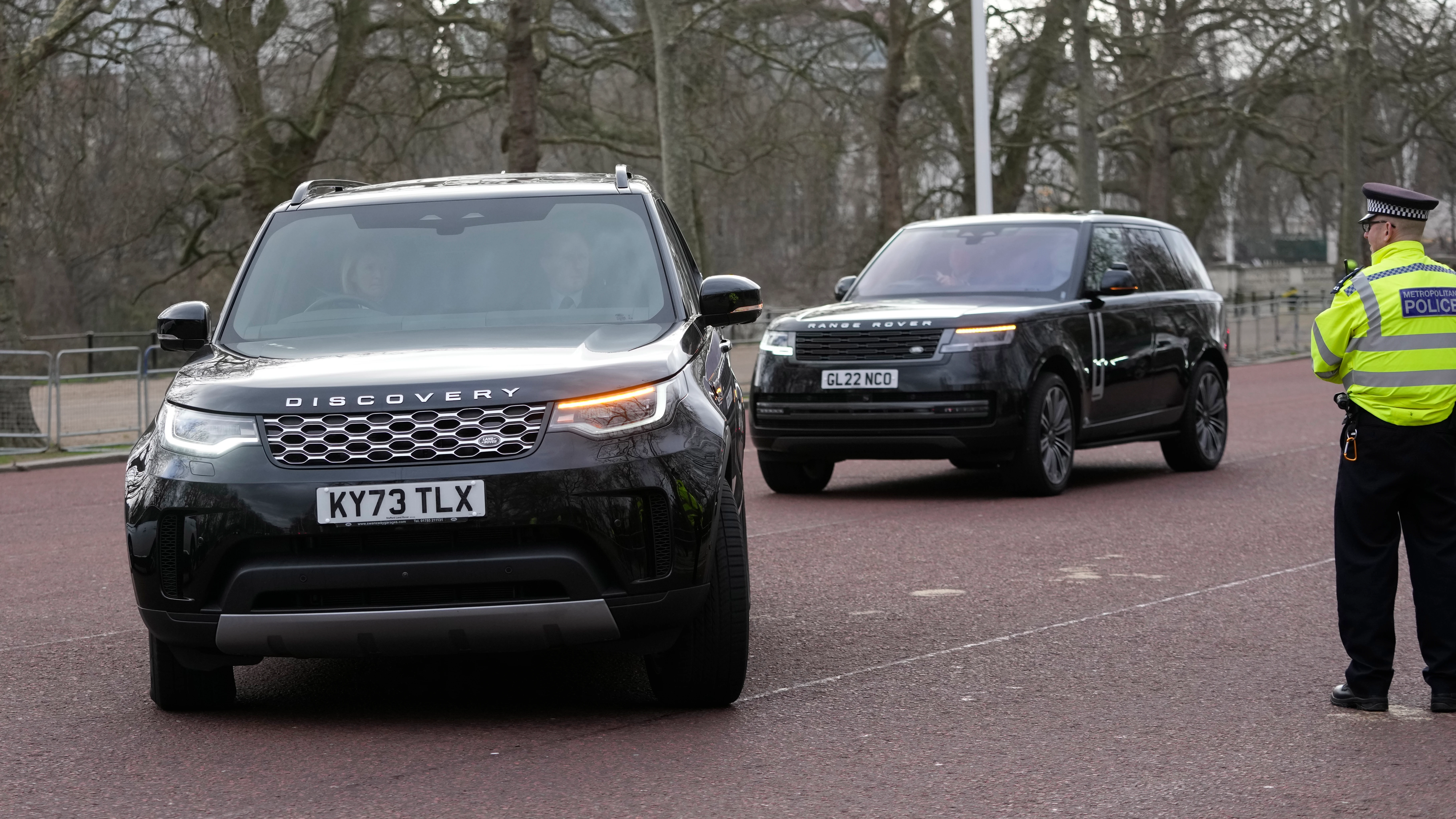 Varios coches, uno de ellos con el príncipe Harry, llegan a Clarence House tras el diagnóstico de cáncer de Carlos III