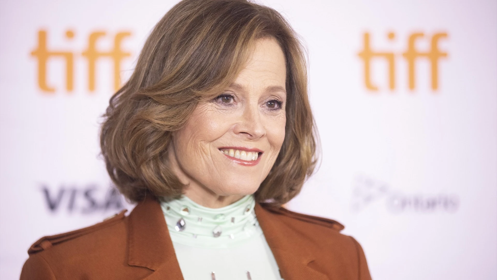  Sigourney Weaver posa en la alfombra roja del estreno de la película 'The Good House'.