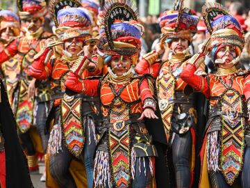 Comparsas y pasacalles en el Gran Desfile de Carnaval de Badajoz