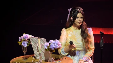 Lana Del Rey actúa en el escenario de L'Olympia el 10 de julio de 2023 en París, Francia.