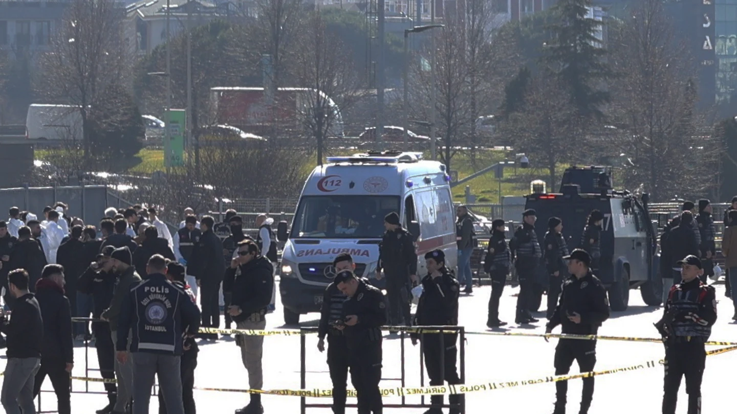 La Policía rodea la zona del Palacio de la Justicia en Estambul, donde se ha producido el atentado La Policía rodea la zona del Palacio de la Justicia en Estambul, donde se ha producido el atentado