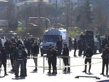 La Policía rodea la zona del Palacio de la Justicia en Estambul, donde se ha producido el atentado 