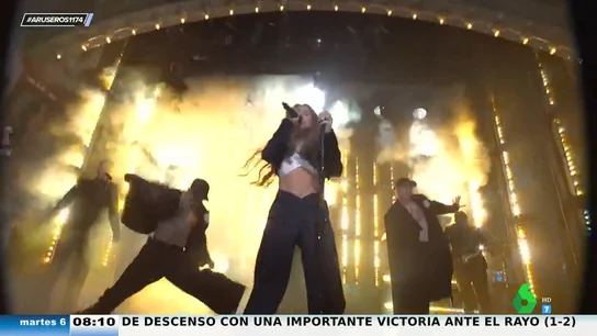 El momento viral en el que a Jennifer Lopez le sale volando una extensión en plena actuación en Saturday Night Live El momento viral en el que a Jennifer Lopez le sale volando una extensión en plena actuación en Saturday Night Live