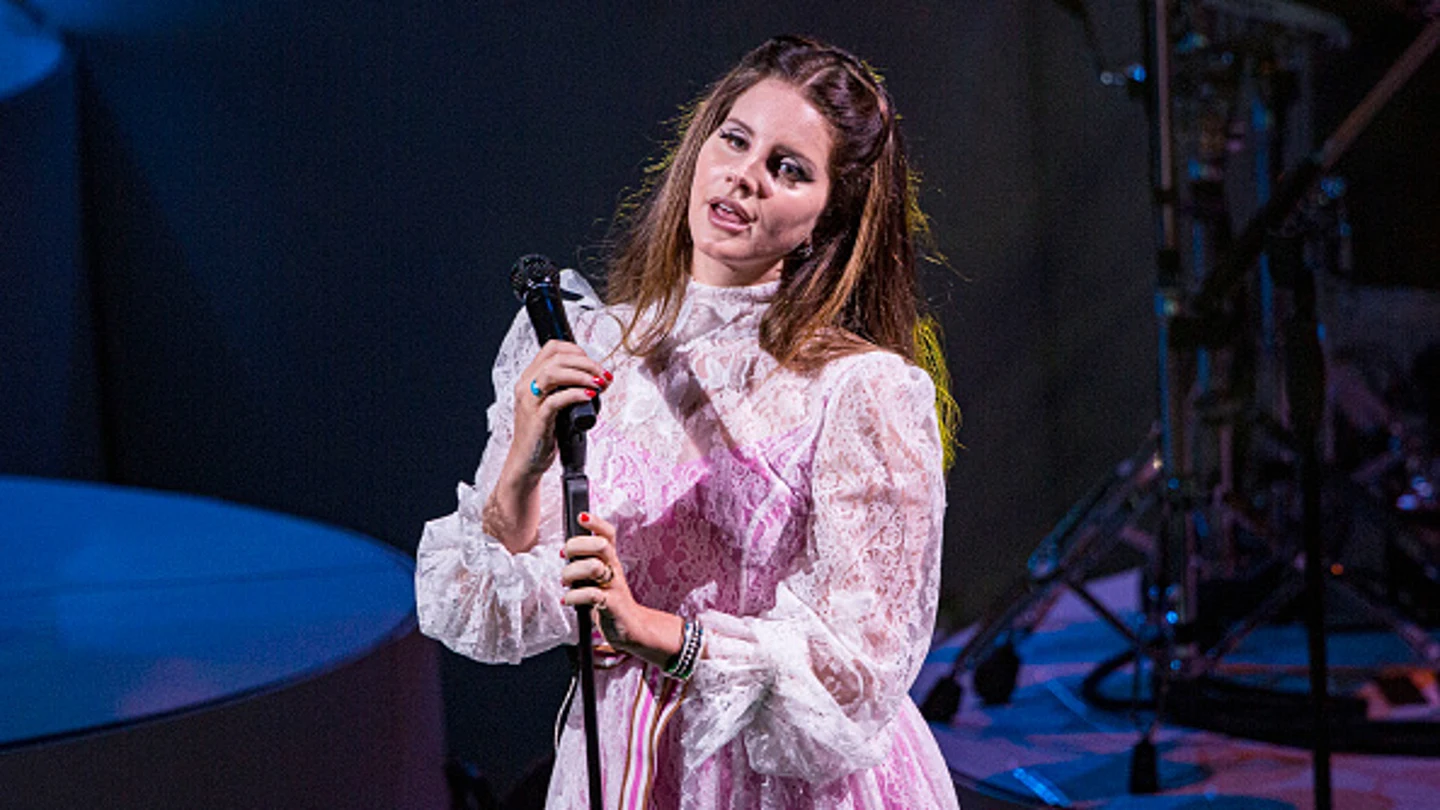 Lana Del Rey actúa en el escenario del Cal Coast Credit Union Open Air. Lana Del Rey actúa en el escenario del Cal Coast Credit Union Open Air.