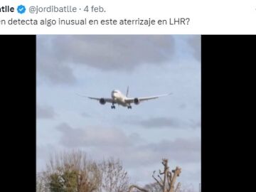 El tuit con el vídeo viral del avión aterrizando