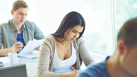 Un grupo de personas realizan un examen Un grupo de personas realizan un examen