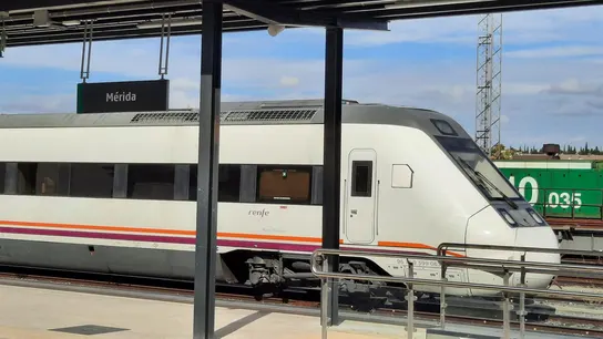 Imagen de archivo de un tren de media distancia de Renfe Imagen de archivo de un tren de media distancia de Renfe