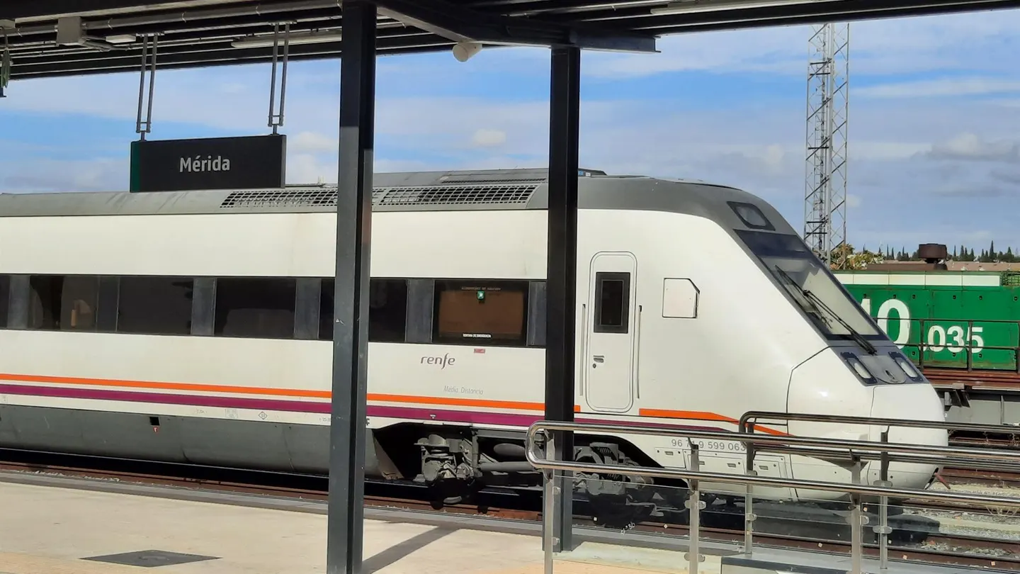 Imagen de archivo de un tren de media distancia de Renfe Imagen de archivo de un tren de media distancia de Renfe