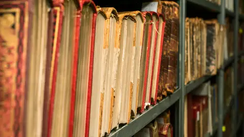 Libros antiguos en un estante Libros antiguos en un estante