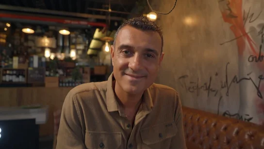 De jugador de baloncesto profesional a hostelero: así es Omar, de La Central... y no le gusta "perder ni a las canicas" De jugador de baloncesto profesional a hostelero: así es Omar, de La Central... y no le gusta "perder ni a las canicas"