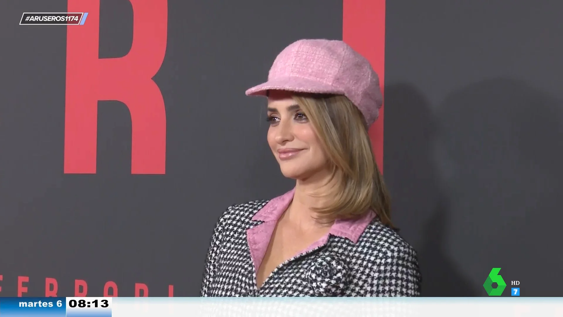 Penélope Cruz sorprende con una boina rosa con un traje tweed de Chanel