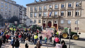 Imagen de la concentración de agricultores con sus tractores en la Subdelegación del Gobierno de Ourense. Foto: Xesús Álvarez
