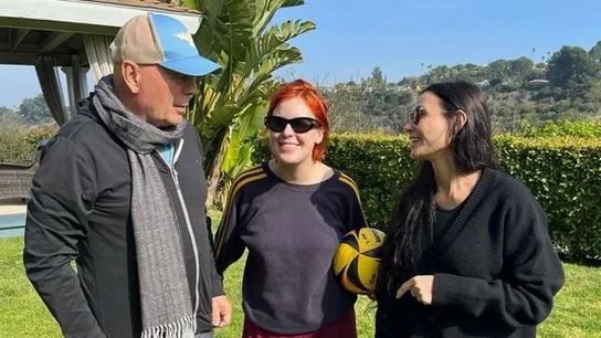 Bruce Willis reaparece con buen aspecto junto a Demi Moore en el 30 cumpleaños de su hija Bruce Willis reaparece con buen aspecto junto a Demi Moore en el 30 cumpleaños de su hija