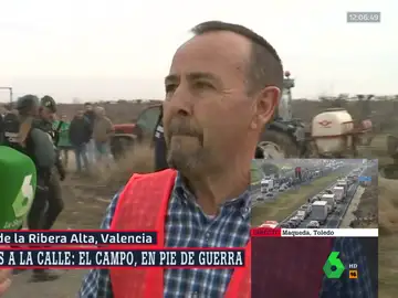 El enfado de un agricultor en las protestas en Valencia: &quot;Espero que esta chispa prenda una llama&quot;