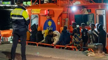 La Salvamar Al Nair, de Salvamento Marítimo, llega a puerto con decenas de migrantes rescatados