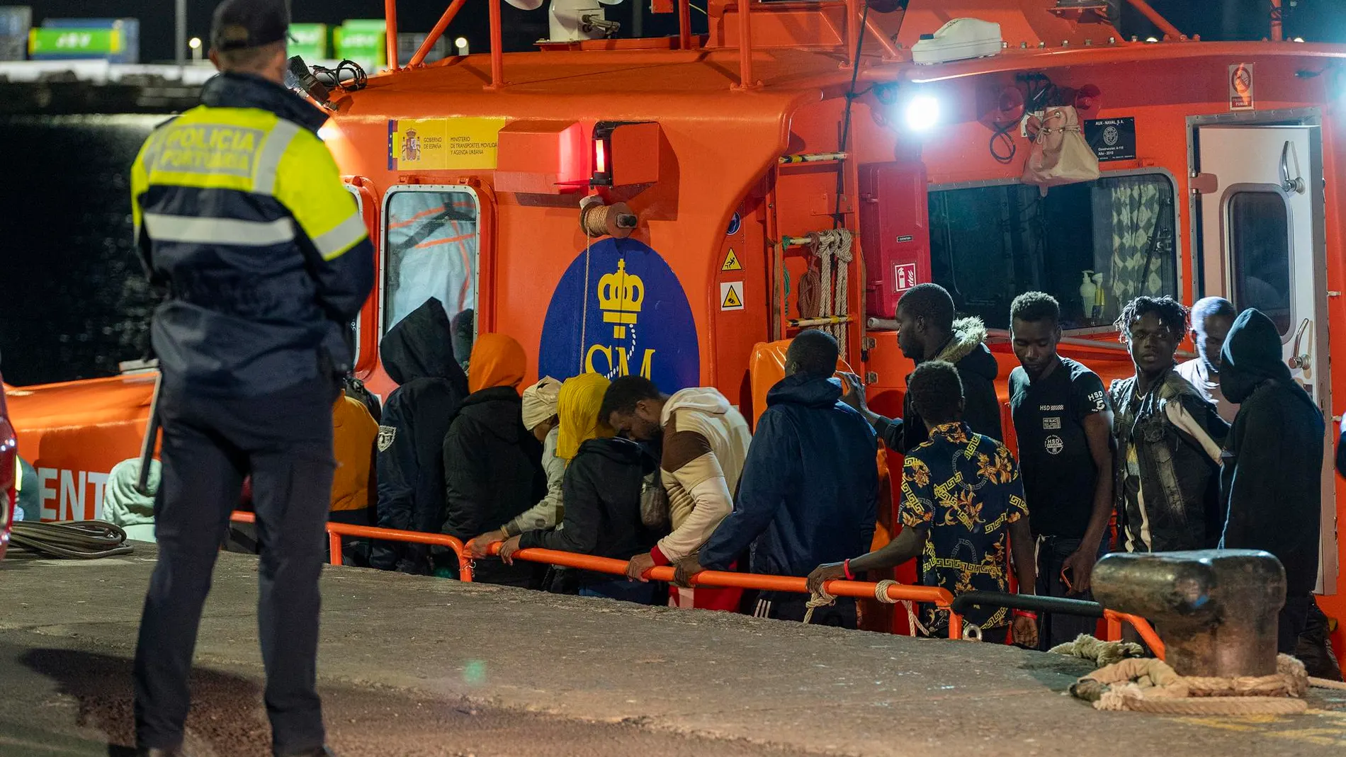 La Salvamar Al Nair, de Salvamento Marítimo, llega a puerto con decenas de migrantes rescatados
