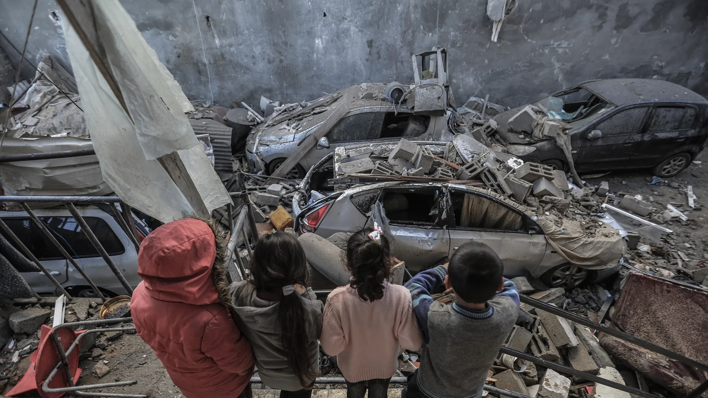 Niños palestinos observan los destrozos provocados por los bombardeos en Rafah Niños palestinos observan los destrozos provocados por los bombardeos en Rafah/ Mohammed Talatene/ Europa Press