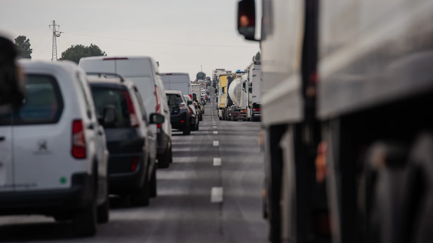 Atasco en la carretera E-5, a la altura del kilómetro 94 como consecuencia de la concentración de tractores, en la segunda jornada de protestas, a 7 de febrero de 2024 en Madridejos, Toledo, Castilla-La Mancha (España). Atasco en la carretera E-5, a la altura del kilómetro 94 como consecuencia de la concentración de tractores, en la segunda jornada de protestas, a 7 de febrero de 2024 en Madridejos, Toledo, Castilla-La Mancha (España).