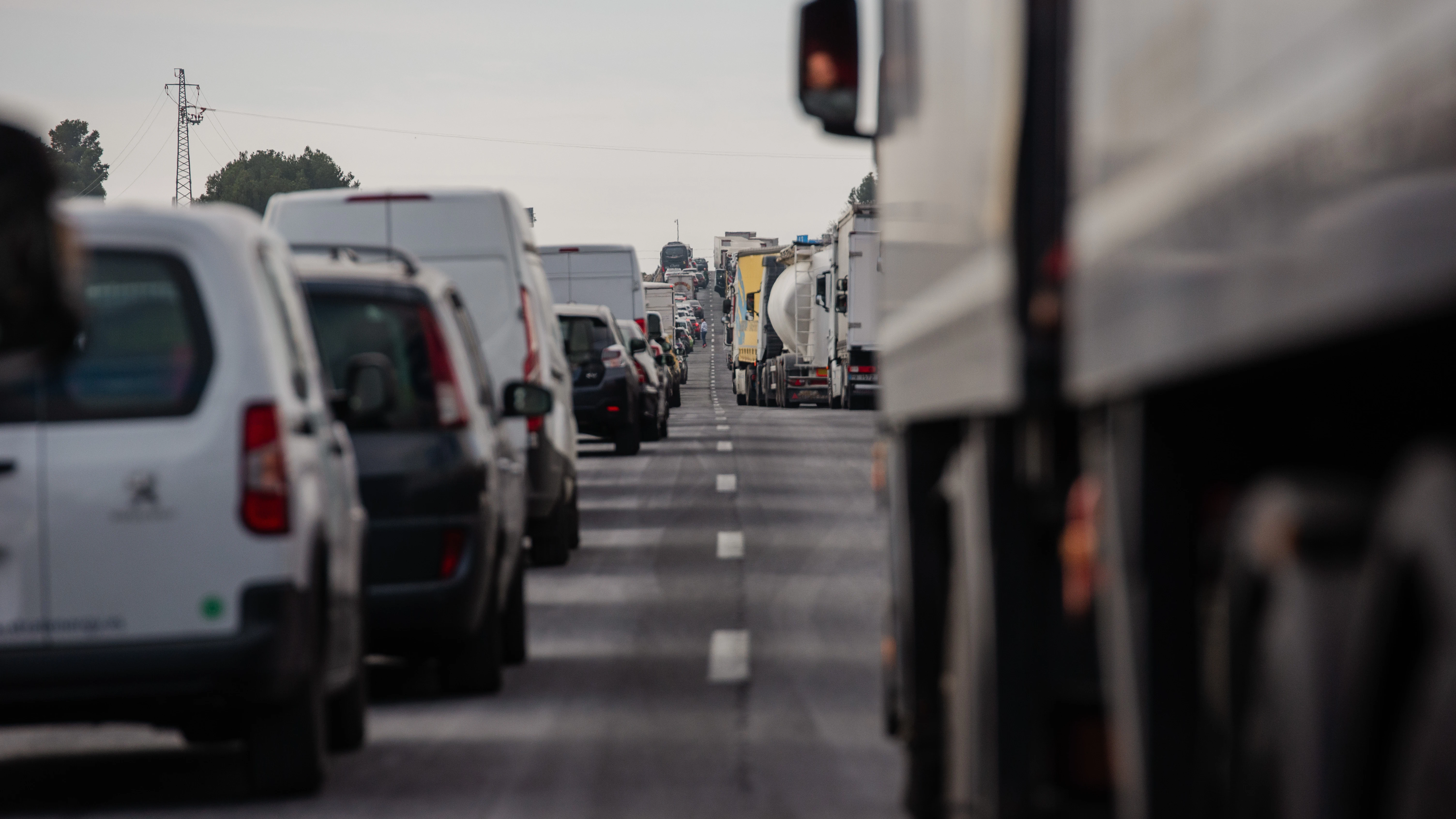 Atasco en la carretera E-5, a la altura del kilómetro 94 como consecuencia de la concentración de tractores, en la segunda jornada de protestas, a 7 de febrero de 2024 en Madridejos, Toledo, Castilla-La Mancha (España). 