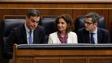Imagen de archivo del presidente del Gobierno, Pedro Sánchez, y los ministros María Jesús Montero y Félix Bolaños en el Congreso. 