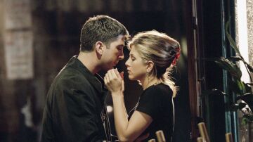 David Schwimmer y Jennifer Aniston como Ross Geller y Rachel Green en 'Friends'.
