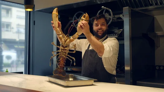 Chicote presenta a Alberte, el “friki de la cocina” que lleva a su restaurante a lo más personal: "Sufrimiento, alegría, lloro y emoción" Chicote presenta a Alberte, el “friki de la cocina” que lleva a su restaurante a lo más personal: "Sufrimiento, alegría, lloro y emoción"