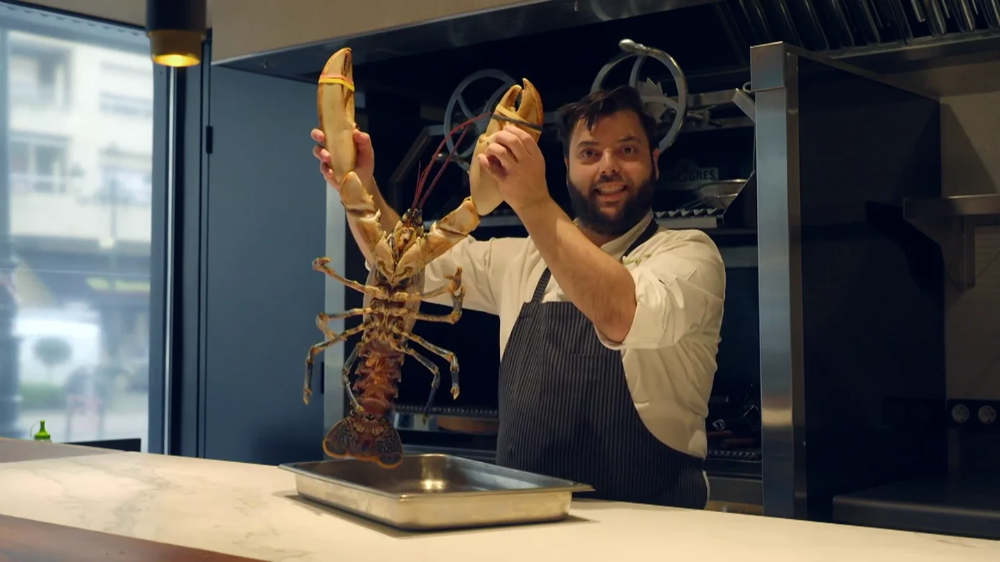 Chicote presenta a Alberte, el “friki de la cocina” que lleva a su restaurante a lo más personal: "Sufrimiento, alegría, lloro y emoción" Chicote presenta a Alberte, el “friki de la cocina” que lleva a su restaurante a lo más personal: "Sufrimiento, alegría, lloro y emoción"