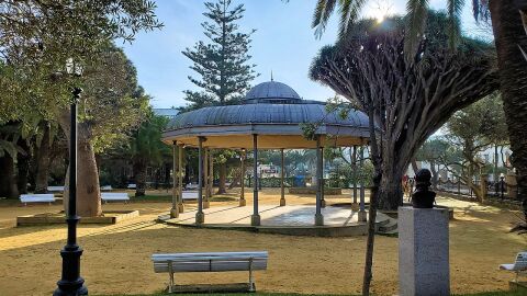 Templete, drago centenario y busto de Rodrigo de Bastidas. Parque Genovés (Cádiz).