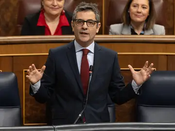 El ministro de la Presidencia, Justicia y Relaciones con las Cortes, Félix Bolaños, interviene durante una sesión de control al Gobierno, en el Congreso de los Diputados