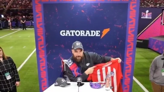 La llamativa reacción de Travis Kelce a un regalo de Antoine Griezmann La llamativa reacción de Travis Kelce a un regalo de Antoine Griezmann