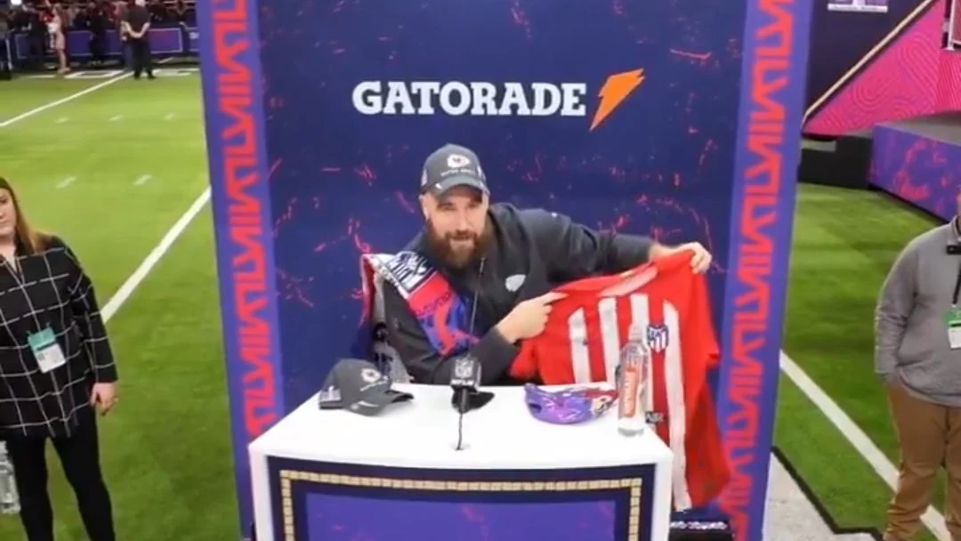 La llamativa reacción de Travis Kelce a un regalo de Antoine Griezmann