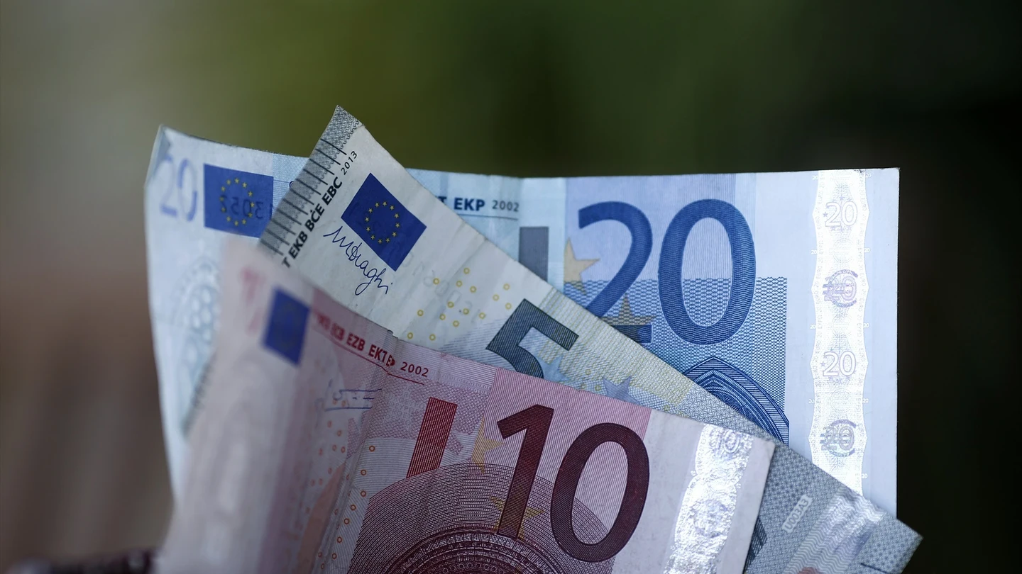 Imagen de archivo de billetes de euros. Imagen de archivo de billetes de euros.