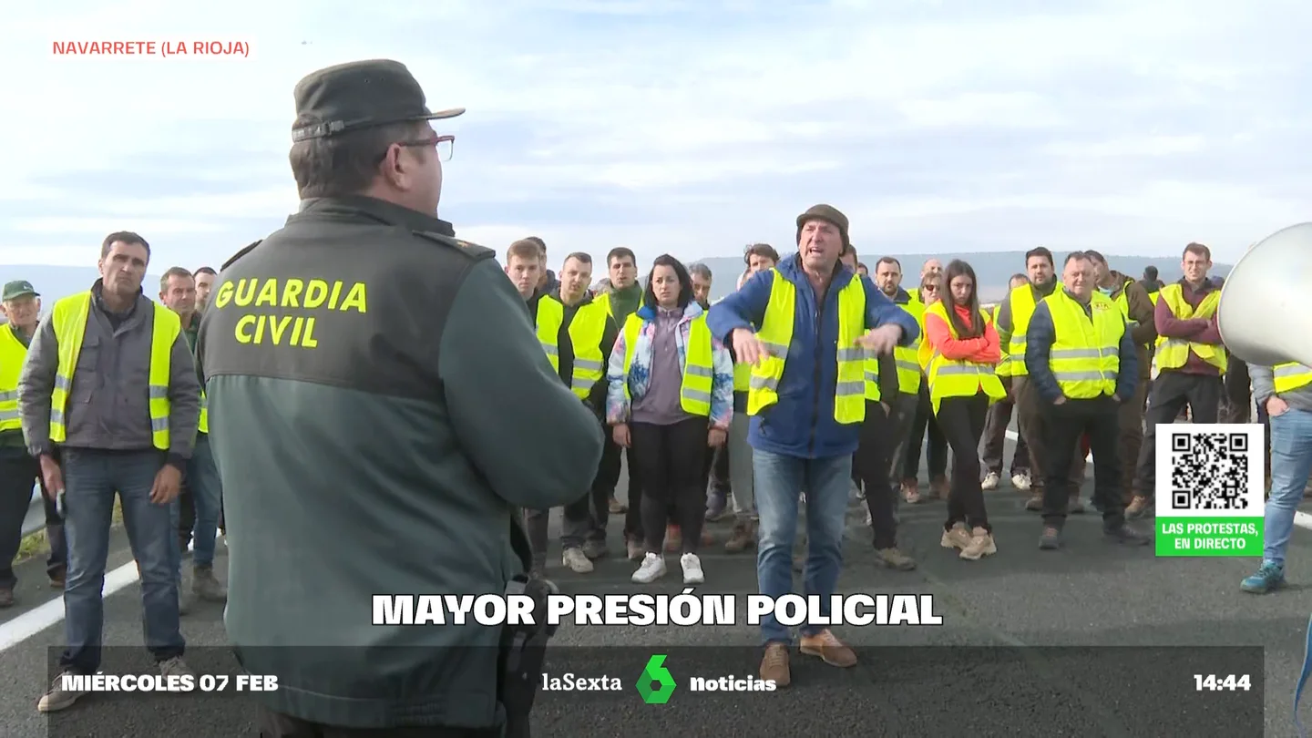 Tensión entre la Guardia Civil y los agricultores en la A-12 durante las protestas del campo Tensión entre la Guardia Civil y los agricultores en la A-12 durante las protestas del campo