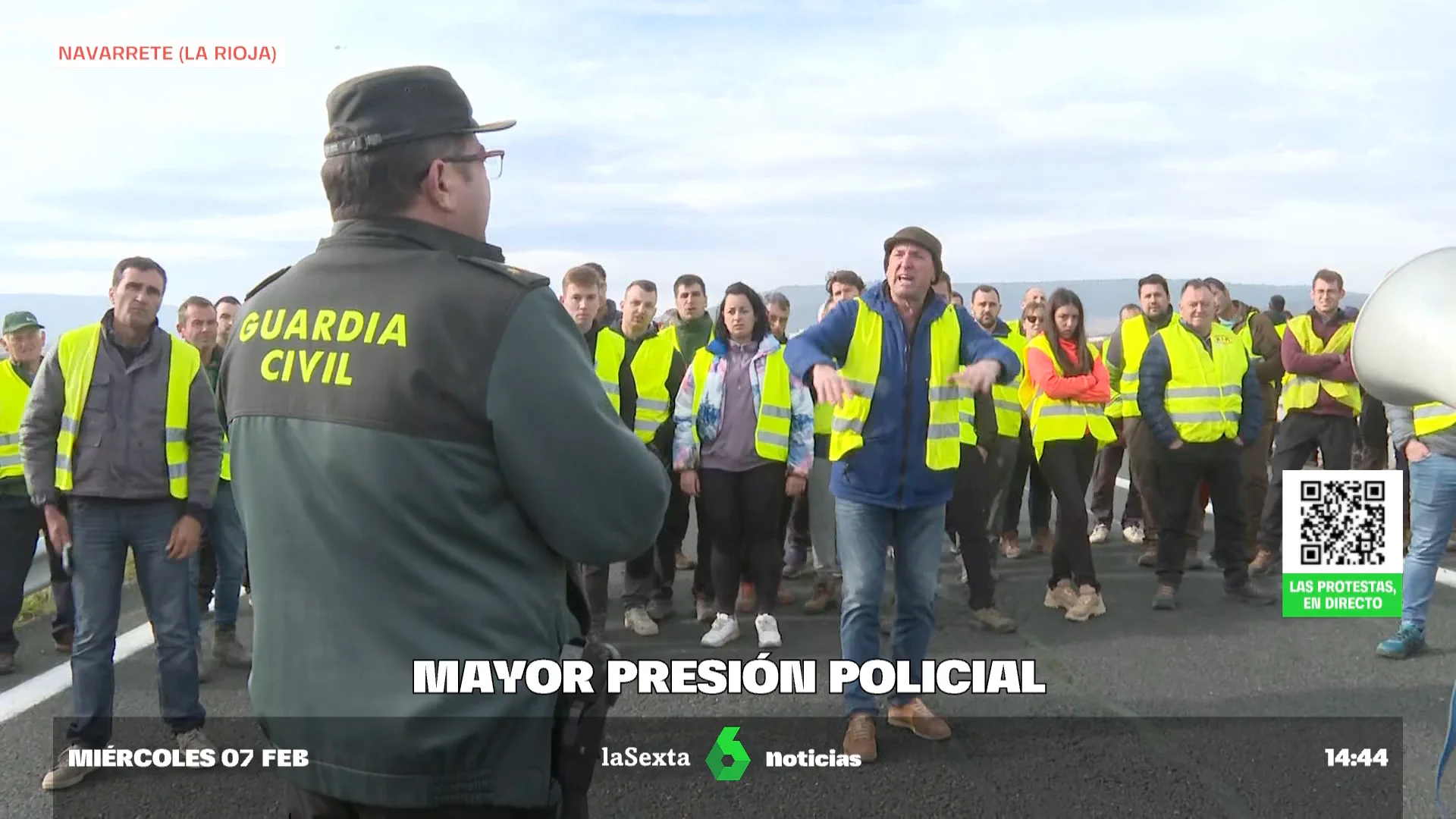 Tensión entre la Guardia Civil y los agricultores en la A-12 durante las protestas del campo