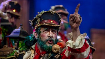 Uno de los miembros del coro 'Los iluminados' durante la semifinal del Carnaval de Cádiz (COAC) de 2024