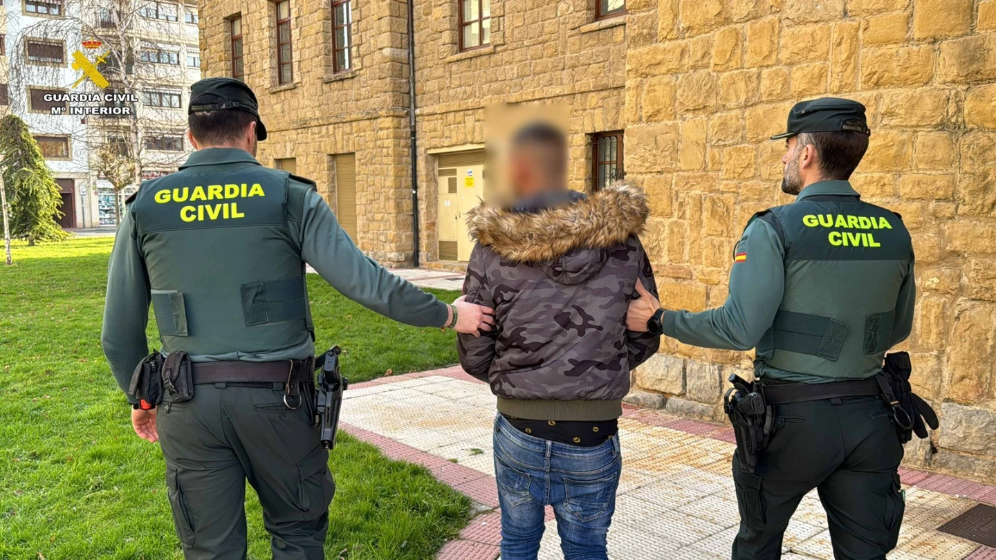 Detenido un agresor sexual tras quebrantar una orden de alejamiento sobre su víctima de 14 años Detenido un agresor sexual tras quebrantar una orden de alejamiento sobre su víctima de 14 años