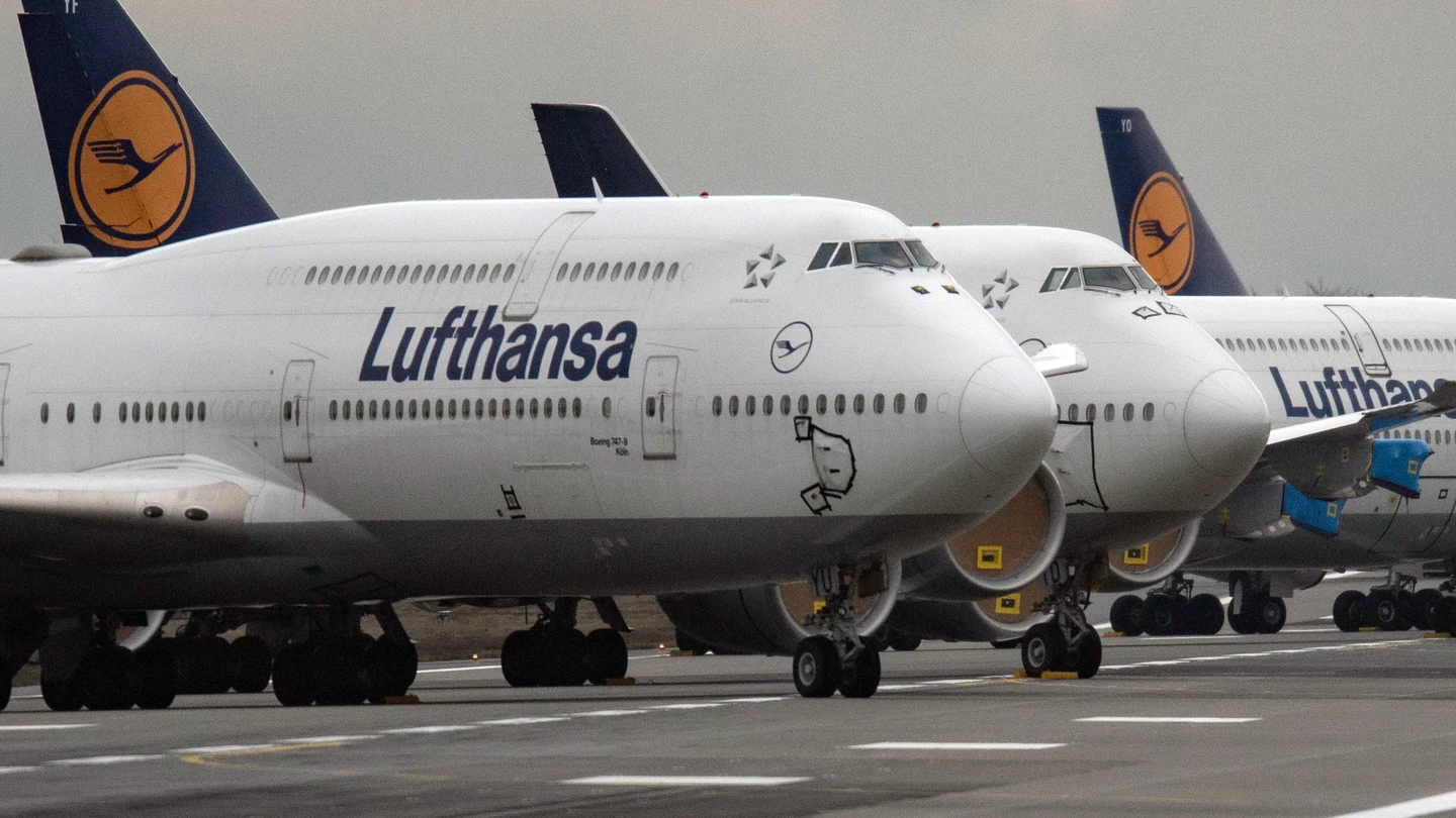 Aviones Boeing 747 de Lufthansa en la pista noroeste del aeropuerto de Fráncfort. Aviones Boeing 747 de Lufthansa en la pista noroeste del aeropuerto de Fráncfort.