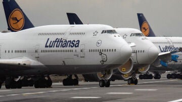 Aviones Boeing 747 de Lufthansa en la pista noroeste del aeropuerto de Fráncfort.