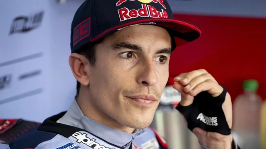 Marc Márquez en los boxes de Gresini Racing Marc Márquez en los boxes de Gresini Racing