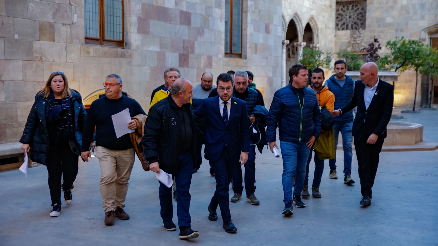 El presidente de la Generalitat, Pere Aragonès, recibe a representantes de los agricultores en el Palau de la Generalitat. El presidente de la Generalitat, Pere Aragonès, recibe a representantes de los agricultores en el Palau de la Generalitat.