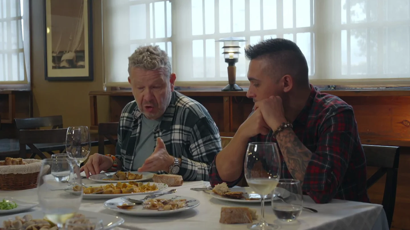 "Me parece grotesco darle esto al cocinero más famoso de España": Claudia sirve almejas ya abiertas a Alberto Chicote en pleno concurso "Me parece grotesco darle esto al cocinero más famoso de España": Claudia sirve almejas ya abiertas a Alberto Chicote en pleno concurso