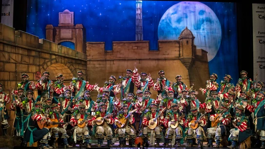 El coro 'Los iluminados' en el escenario del Gran Teatro Falla, durante la semifinal del Carnaval de Cádiz (COAC) de 2024 El coro 'Los iluminados' en el escenario del Gran Teatro Falla, durante la semifinal del Carnaval de Cádiz (COAC) de 2024
